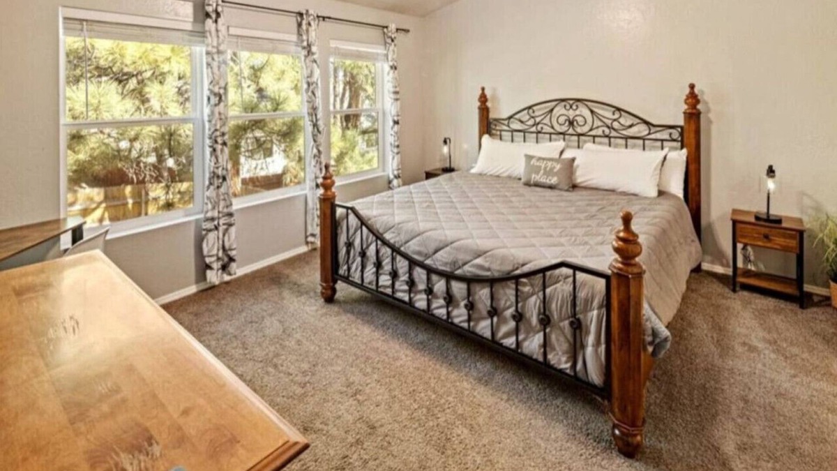 Ponderosa Trails House | Weston 1 bed - King Memory Foam