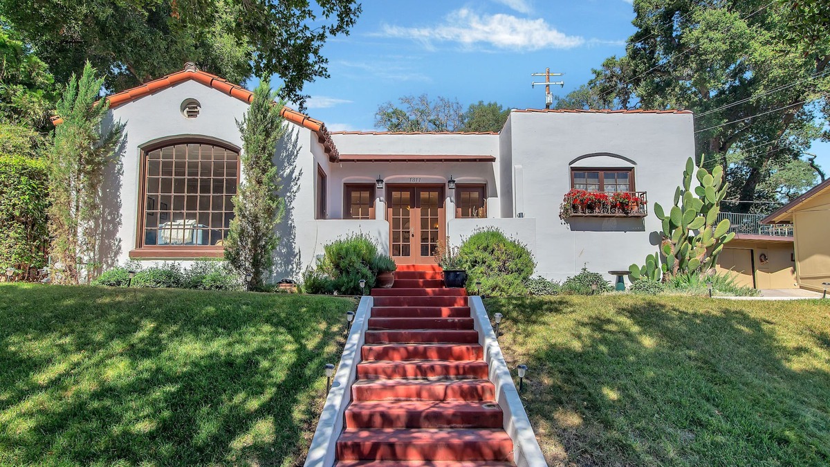 Paso Robles House | WESTSIDE SPANISH BUNGALOW -HOT TUB & Walk to Downtown Square!