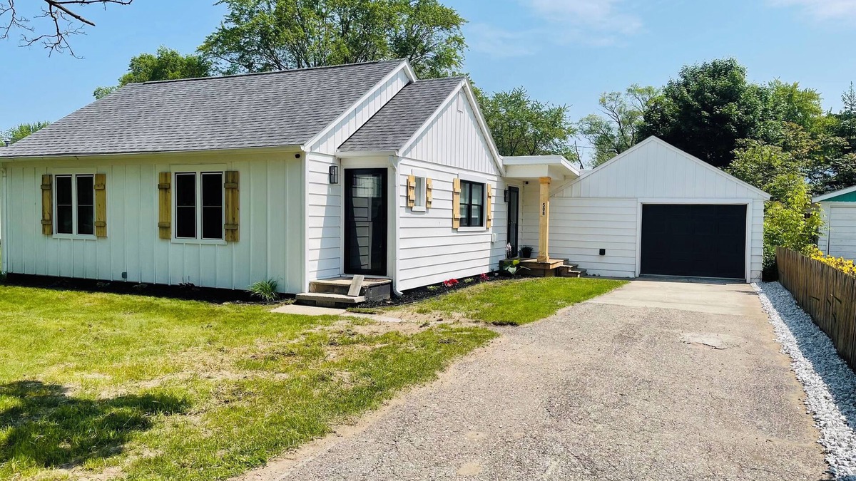 Tawas City House | Wet Feet Retreat in East Tawas- Dog-Friendly!