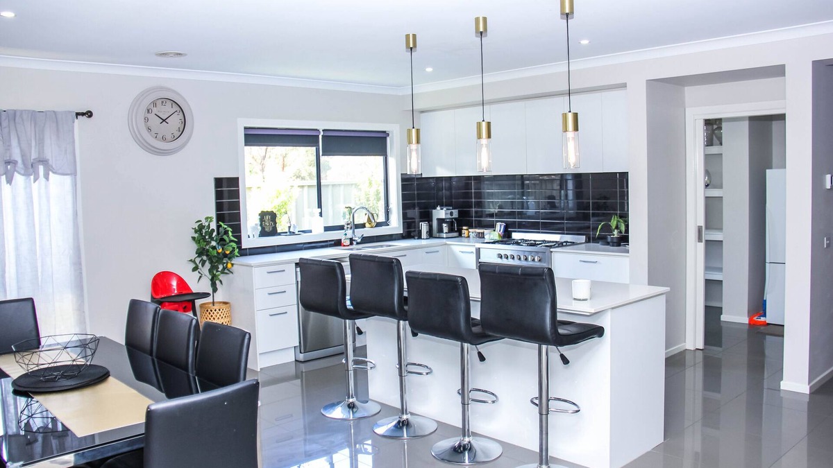 Wonthaggi House | Wetland Gem, 2 minutes' walk to the parks and shops! Close to beaches