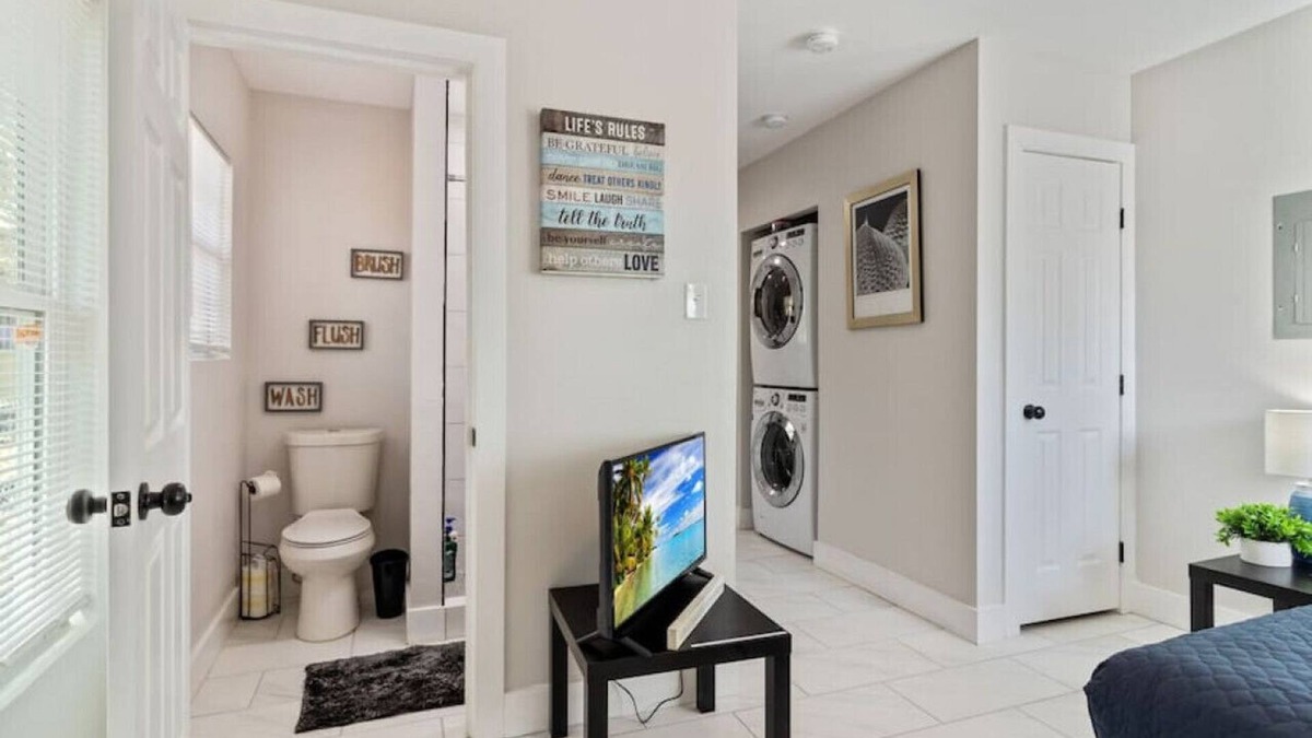 Jefferson Apartment | WeWelcome you to our 1 Bed 1 Bath Studio Unit B