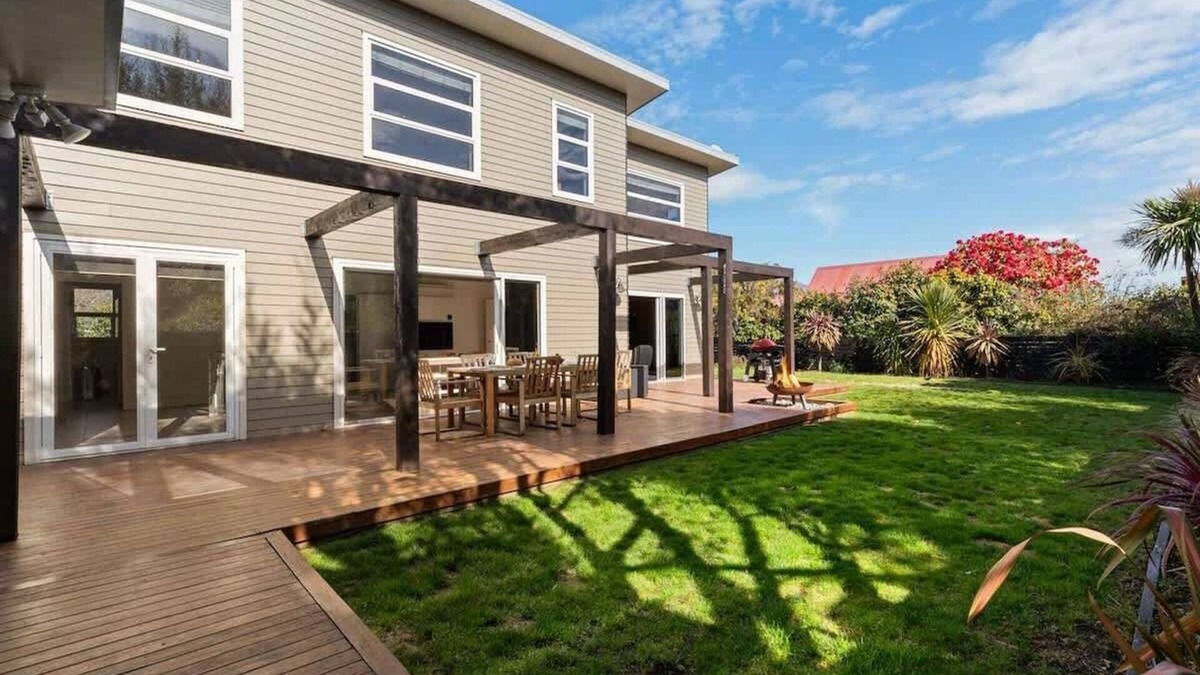 Frankton House | Whakata on McBride | Walking distance to airport & Frankton Beach