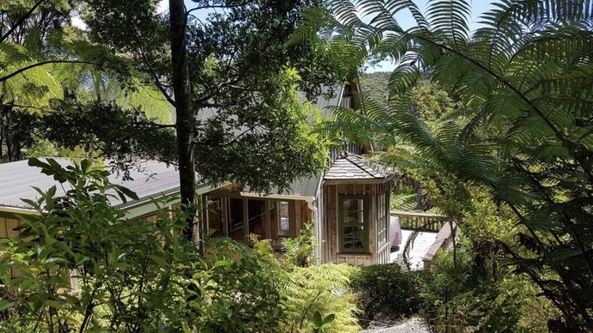 Whangaparapara Harbour House | Whaler's Cottage - Great Barrier Island