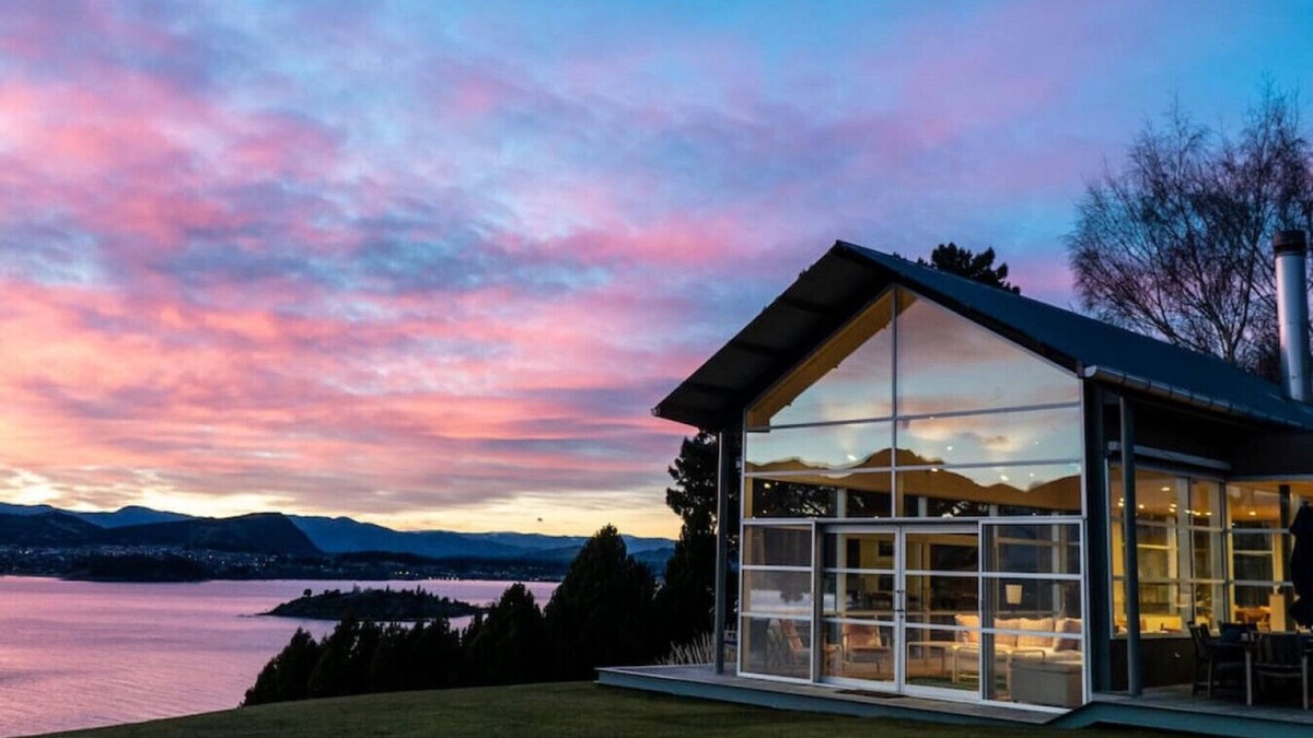 Wanaka House | Whare Kea - Lakefront luxury villa in Lake Wanaka