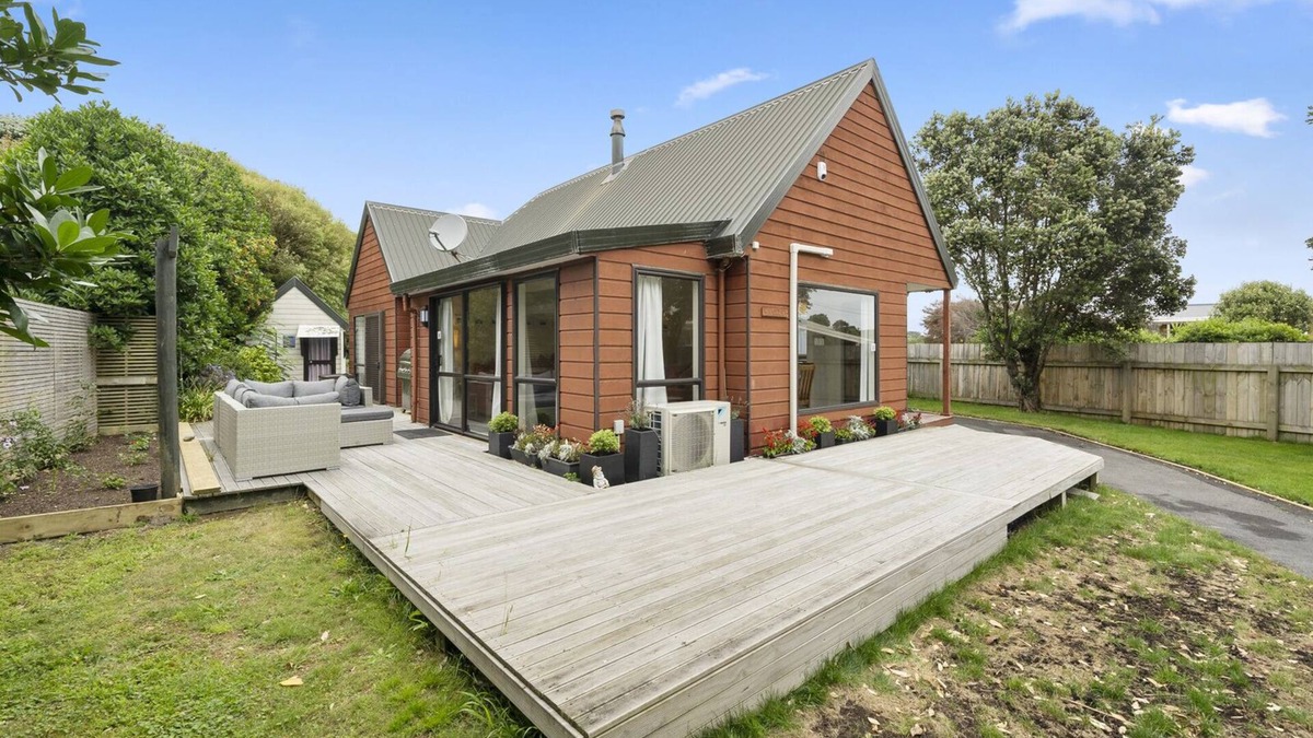 Otaki Beach House | Wharerata - Otaki Beach Holiday Home