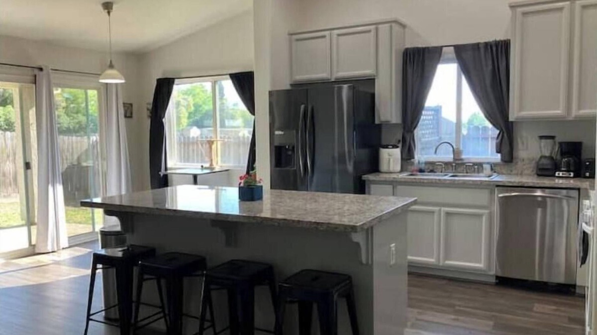 Wheatland House | Wheatland-4 bedroom 5 beds near Hard Rock, Amphitheater, Beale