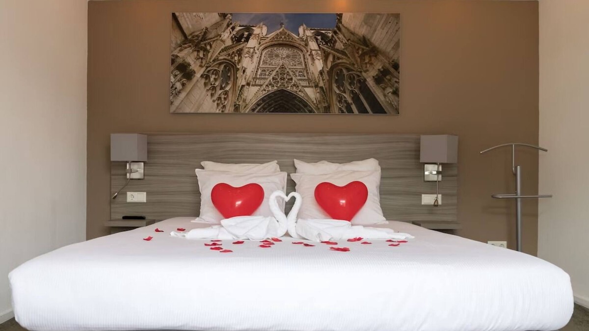 Deurne Hotel | Where History and Nature Meet for the Perfect Relaxing Getaway! Onsite Dining!