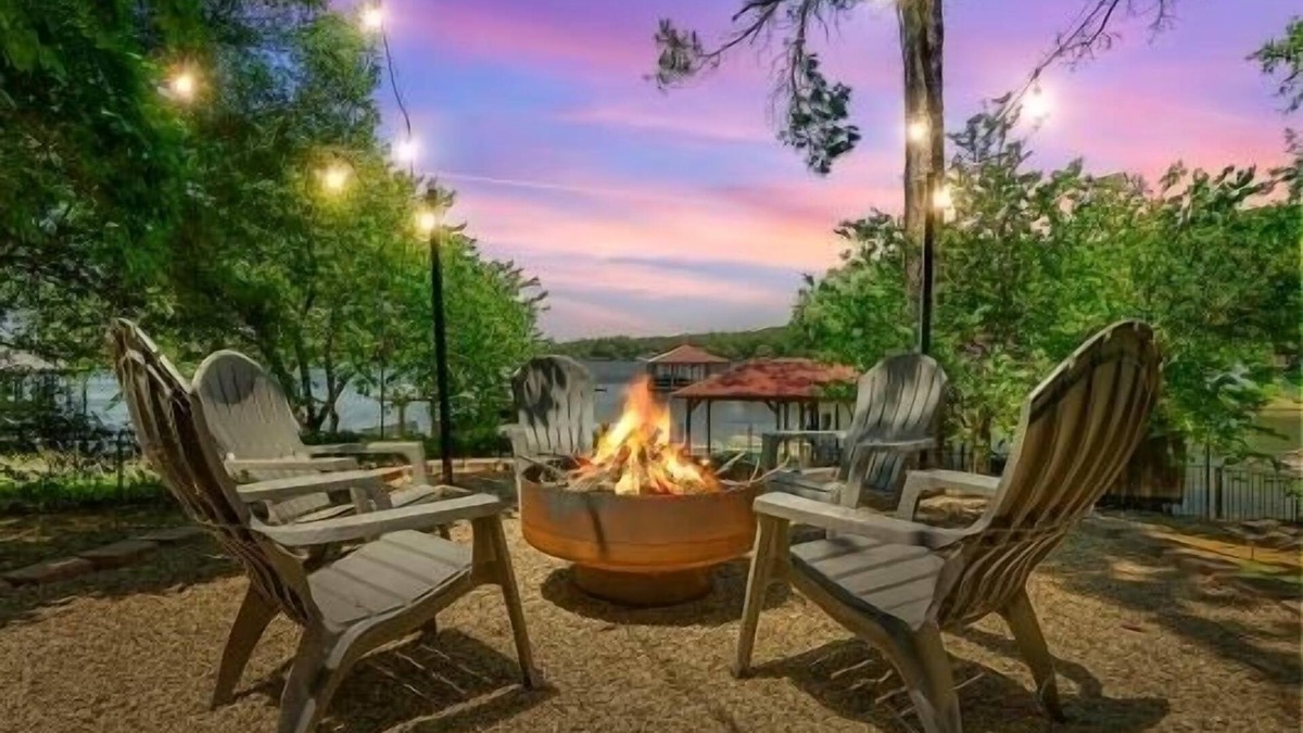 Murchison House | Whimsical Lake Retreat! Kayak, SUP, Arcade, maui mat! Canton/Tyler Sleeps 11
