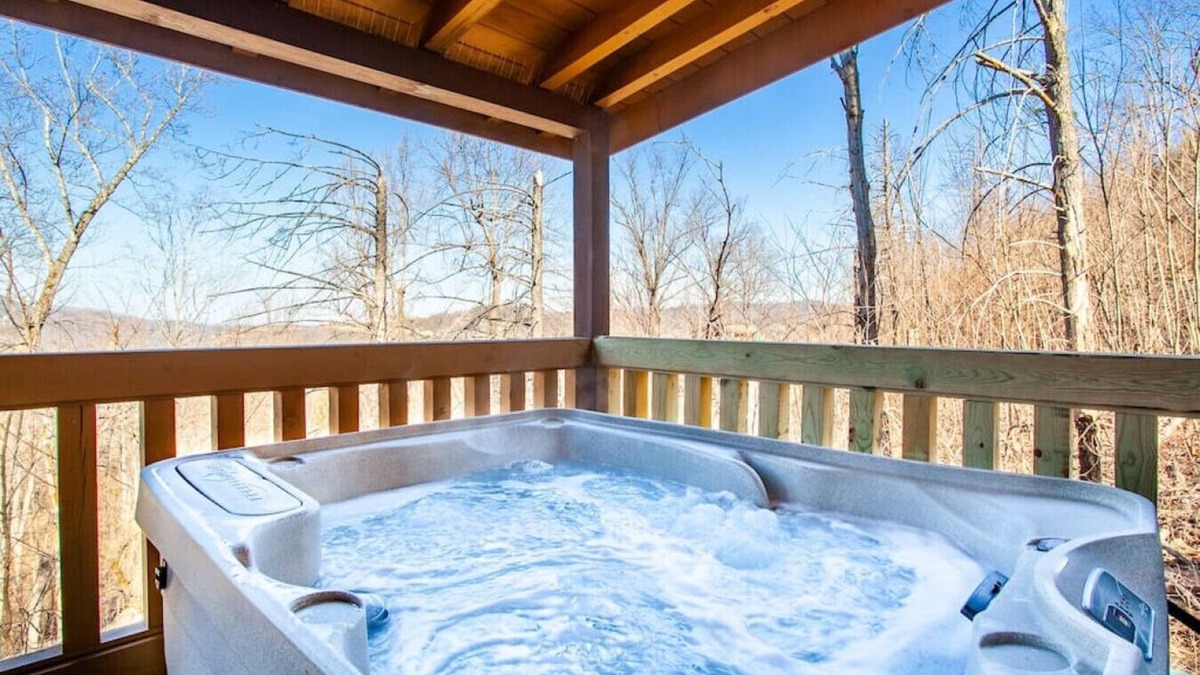 Gatlinburg Cabin | Whisk-A-Way - Hot Tub, Pool Table & Jacuzzi!