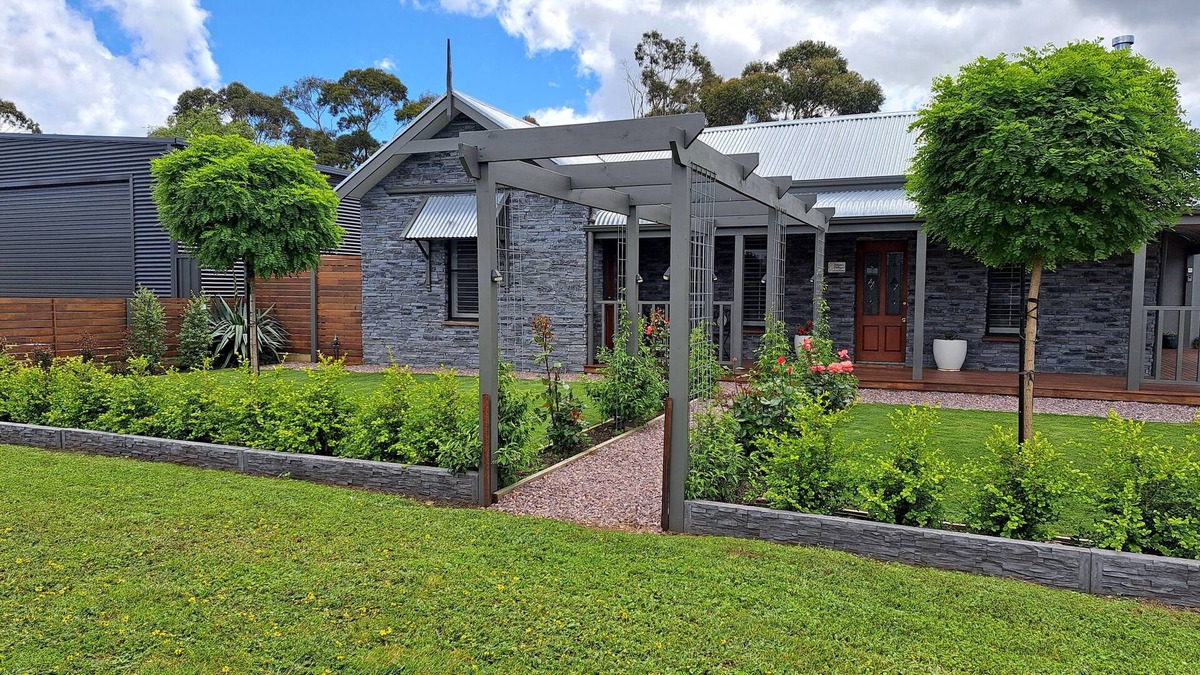 Yahl Cottage | Whiskers Cottage cosy romantic getaway in the Limestone Coast near Mt Gambier.