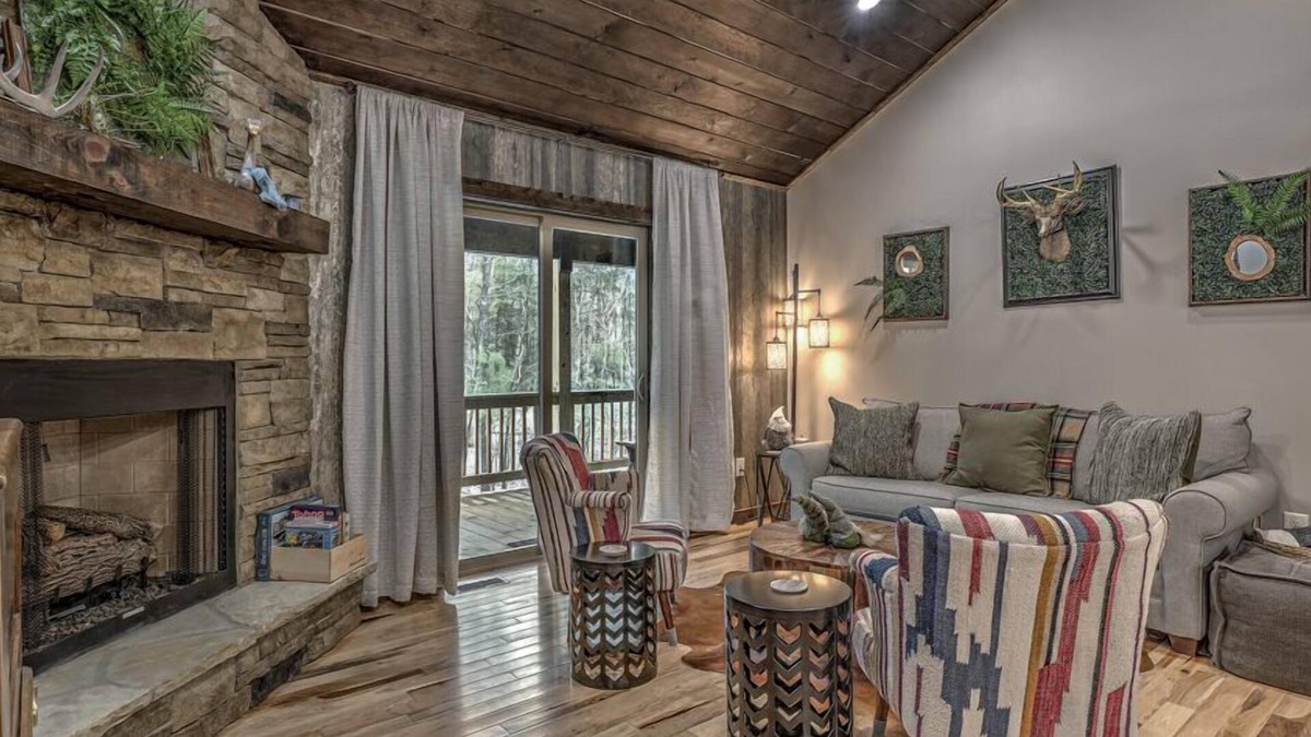 Mineral Bluff Cabin | Whiskey Pines - Professionally Decorated | Hot Tub | Disc Golf | EV Charger