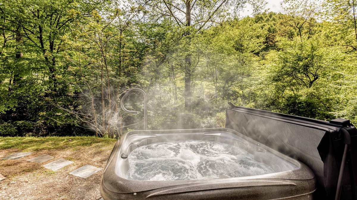 Alarka Cabin | Whiskey's Creekside Cabin*WI-FI*Hot Tub*Fire Pit*No Pet Fee*