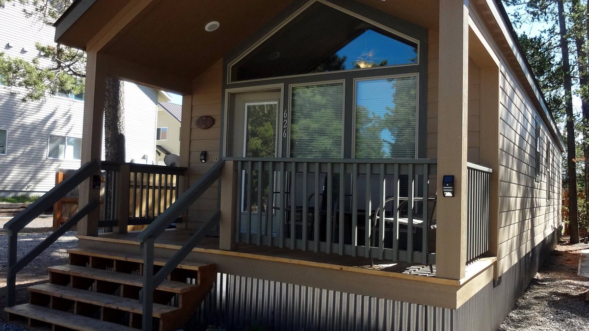 West Yellowstone House | WHISKEY SPRINGS CABINS #2nComfortable lodging to explore Yellowstone