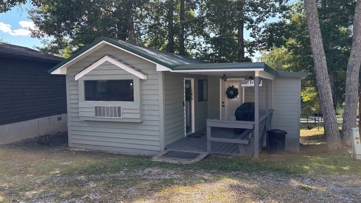 Pipestem Cabin | Whispering Pines - a Charming 2-bedroom cabin with WiFi, AC in serene Pipestem