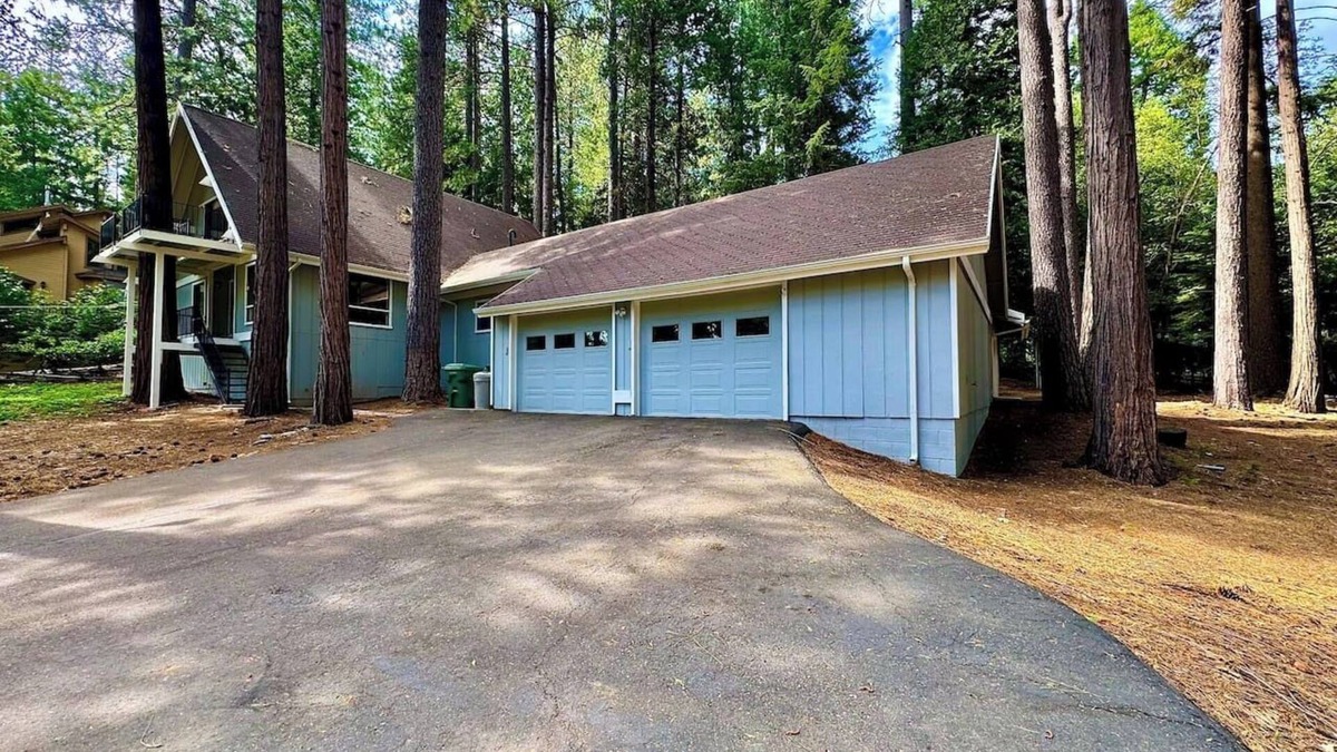 Pollock Pines House | Whispering Pines: Garage Parking & Game Room
