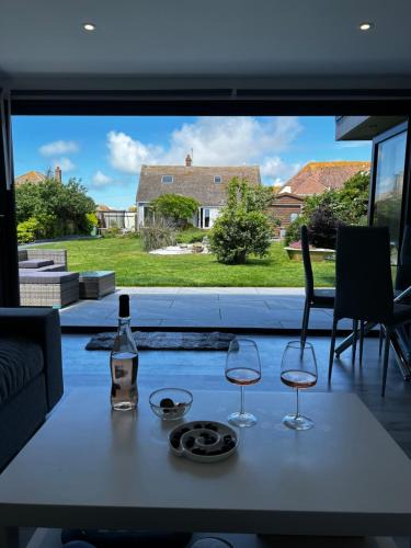 Peacehaven House | Whispering Waves Guest house, Brighton-8 mins, Guests 4, Beachfront, Free parking, WiFi, Kitchen and AC