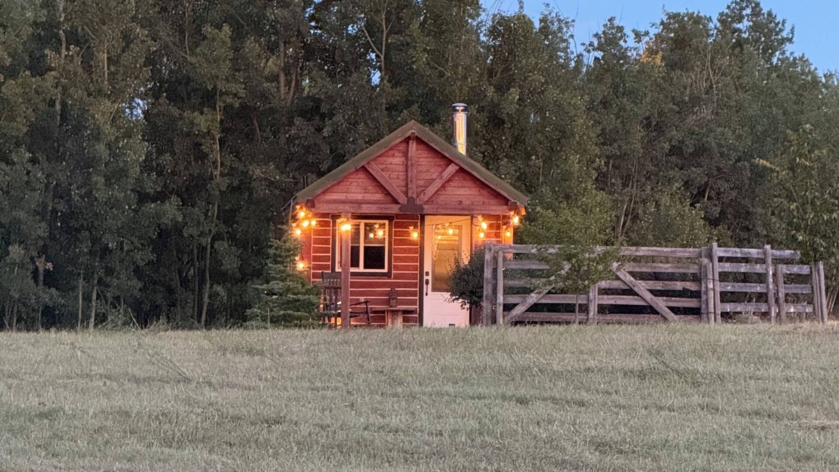 Central Alberta Cabin | Whispering Winds Cabin - cozy double loft cabin