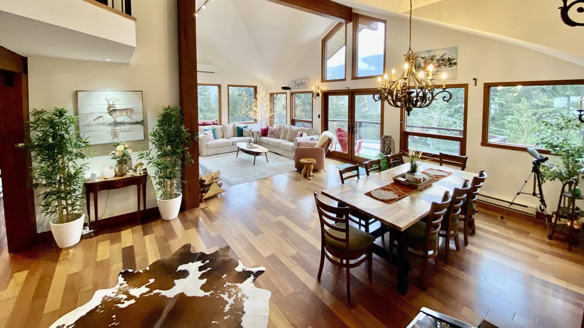Emerald Estates House | Whistler Chalet with Panoramic Mountain view/Jacuzzi/Pool table/balconies