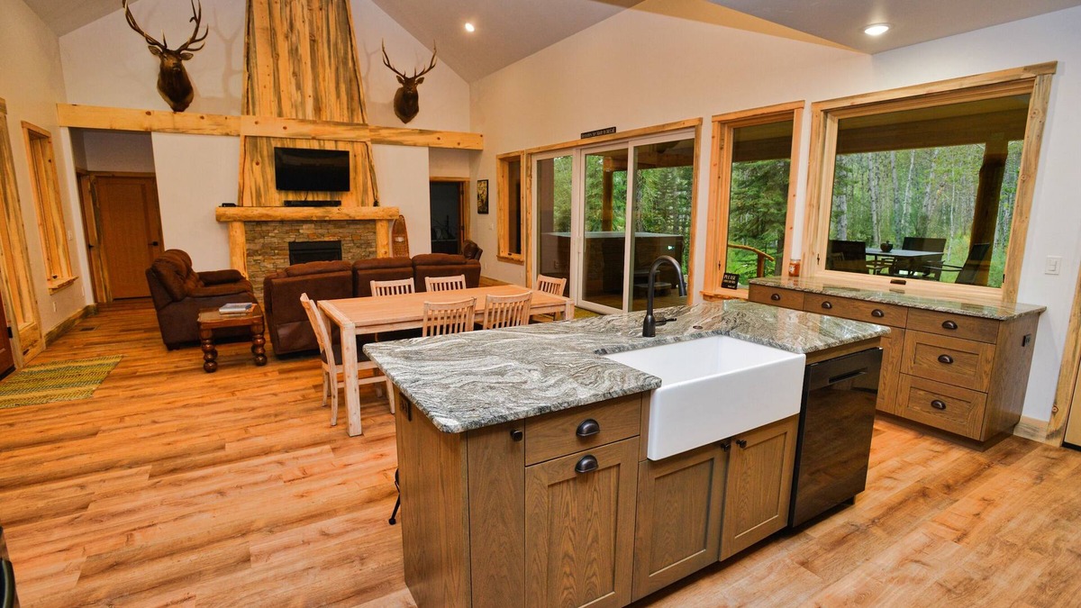 Bear Basin Estates House | White Bark Lodge - Secluded - 8 person Hot Tub - Fire Pit - WiFi