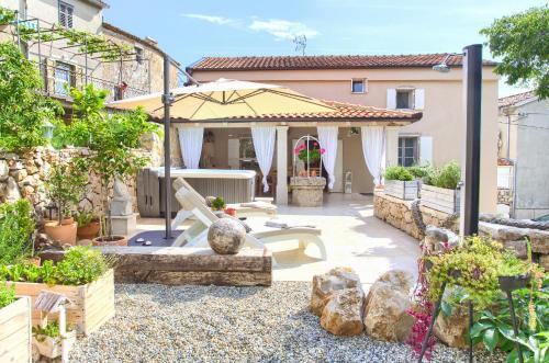 Cizici House | White Cottage Heritage House