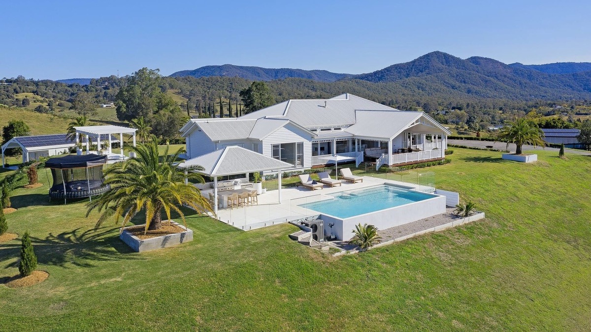Mount Samson House | White Crystal (With Car Parking)