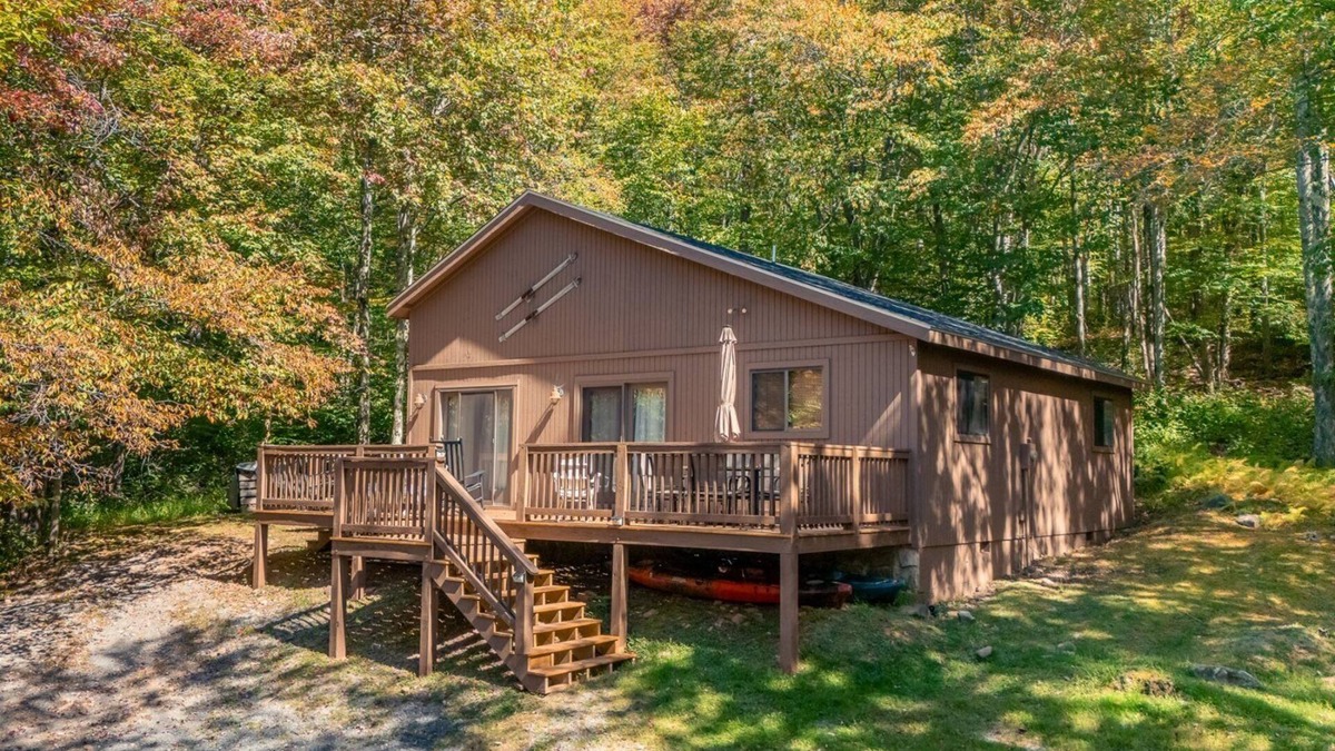 Old Timberline House | White Deer - 134 Cabin Mountain RoadnnWhite Deer - Lake Access, Hot Tub, Pet Friendly, Keurig