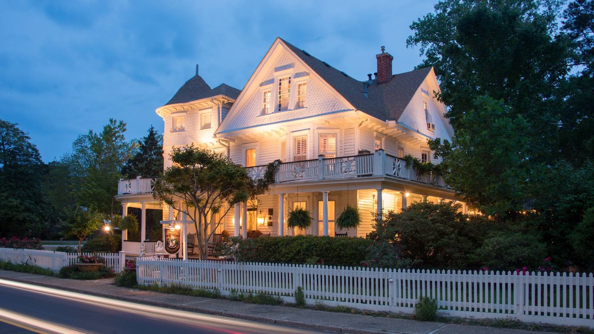 Historic Downtown Manteo Bed & Breakfast | White Doe Inn