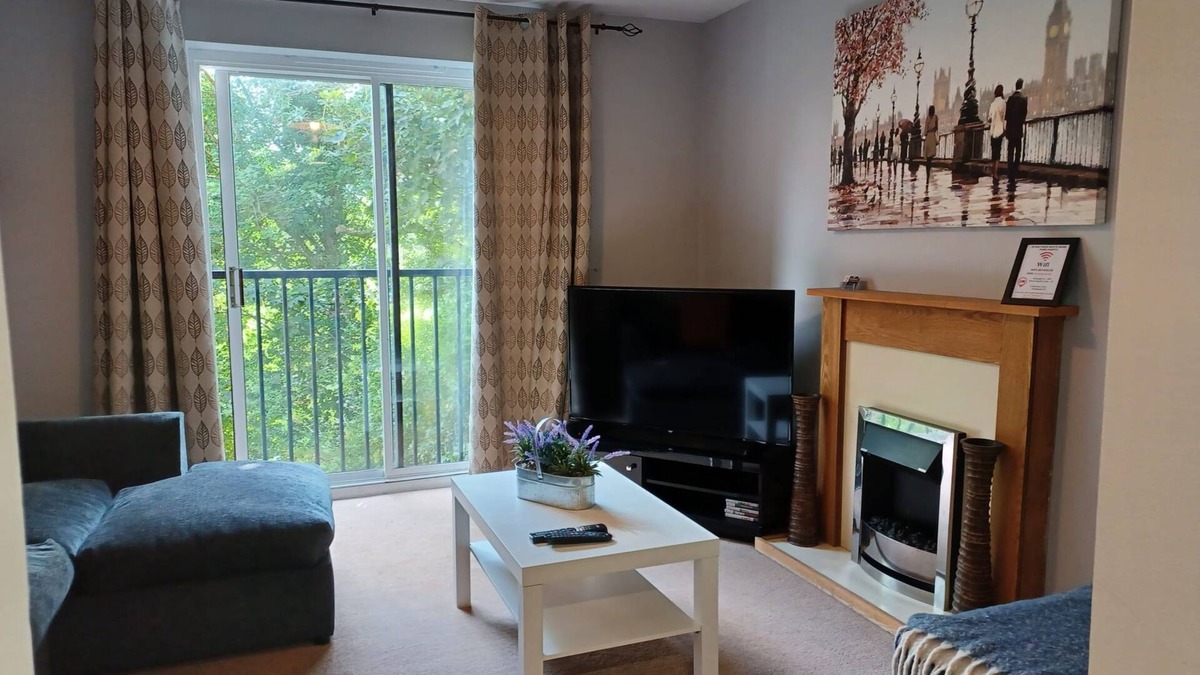 Dunstable Apartment | White Door Malt-Huku Kwetu (Dunstable)
