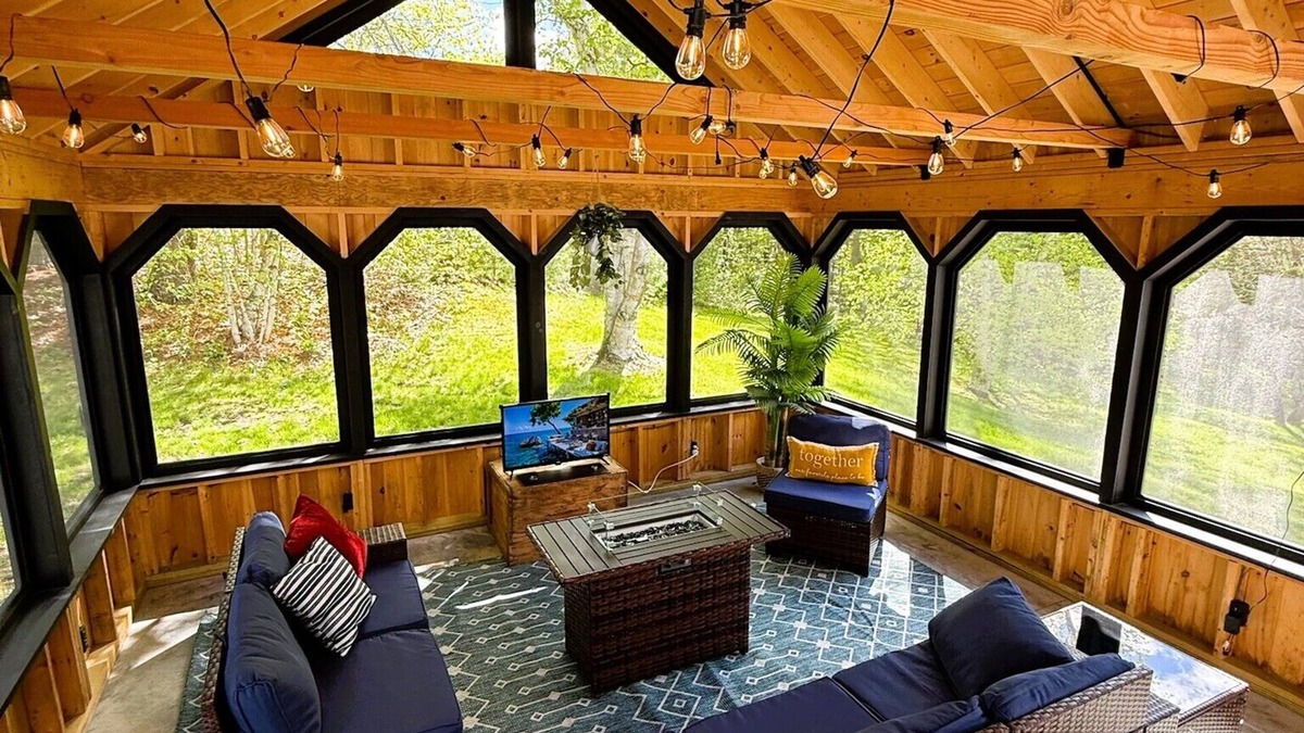 Locke Mills House | White Heat Retreat-The Black Bear House - 4 bedroom, 2 bath, sleeps 10