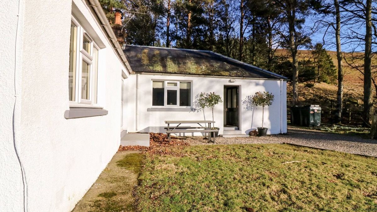 Kirriemuir Cottage | White Hillocks Cottage