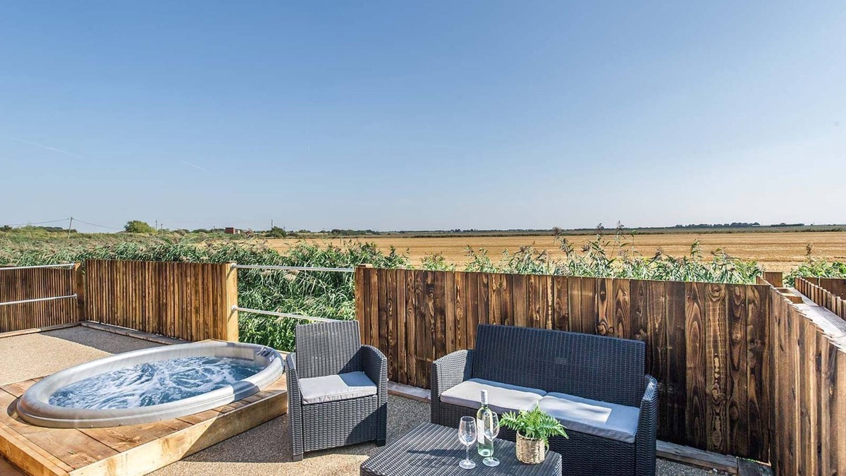 Lincoln Cottage | White Horse Lux Lincoln 31 - a lux lodge that sleeps 6 guests in 2 bedrooms