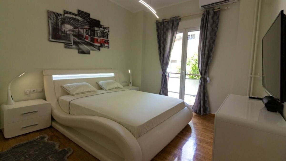 Dafni Apartment | White House. 30 steps from the Metro station