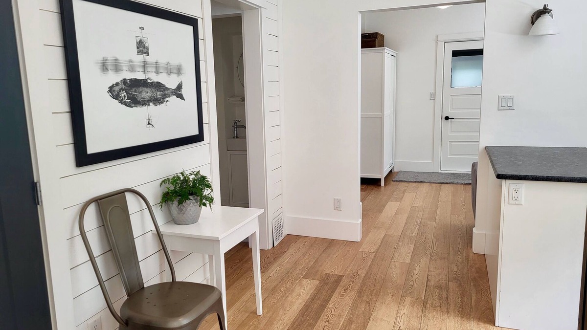 Salmon Arm House | White House - Entire downtown cottage