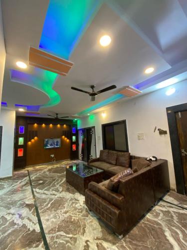 Mandsaur House | White house