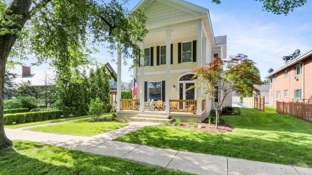 Lake Geneva House | White House on Wisconsin-Main House |Renovated Colonial Revival |Steps to Horticultural Hall |Prking