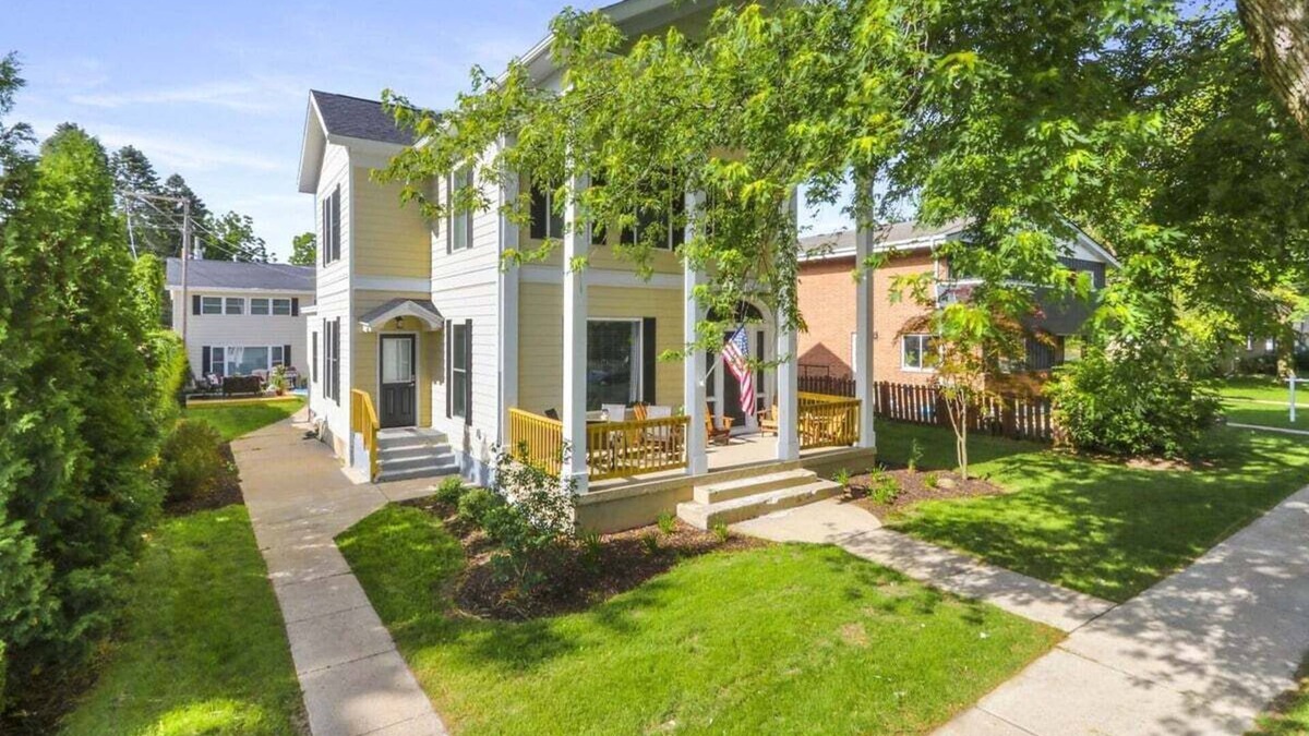 Lake Geneva House | White House on Wisconsin-Entire Property |Renovated Colonial Revival |Horticultural Hall |Sleeps 20