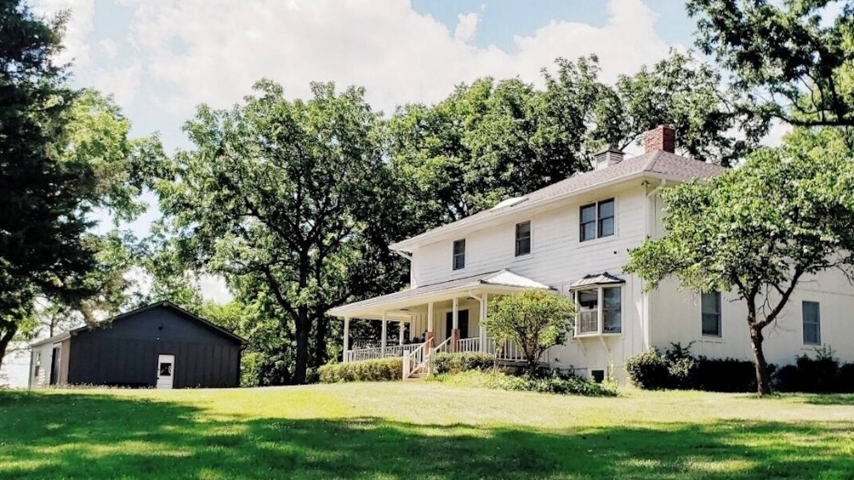 South Kansas City House | White Oak Farmhouse w/Private Yard 4bdrm sleeps 8