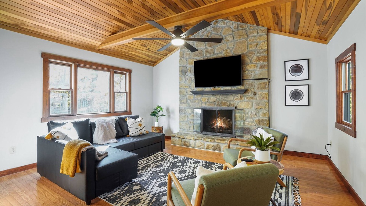 Laurelville Cabin | White Oak Woods-Hot-tub-Fire Pit-Grill-3 Season Patio-Corn Hole-Solo Stove