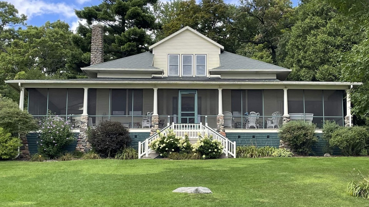 Green Lake House | White Oaks-Grand, Air Conditioned Lakefront Home on Green Lake's North Shore