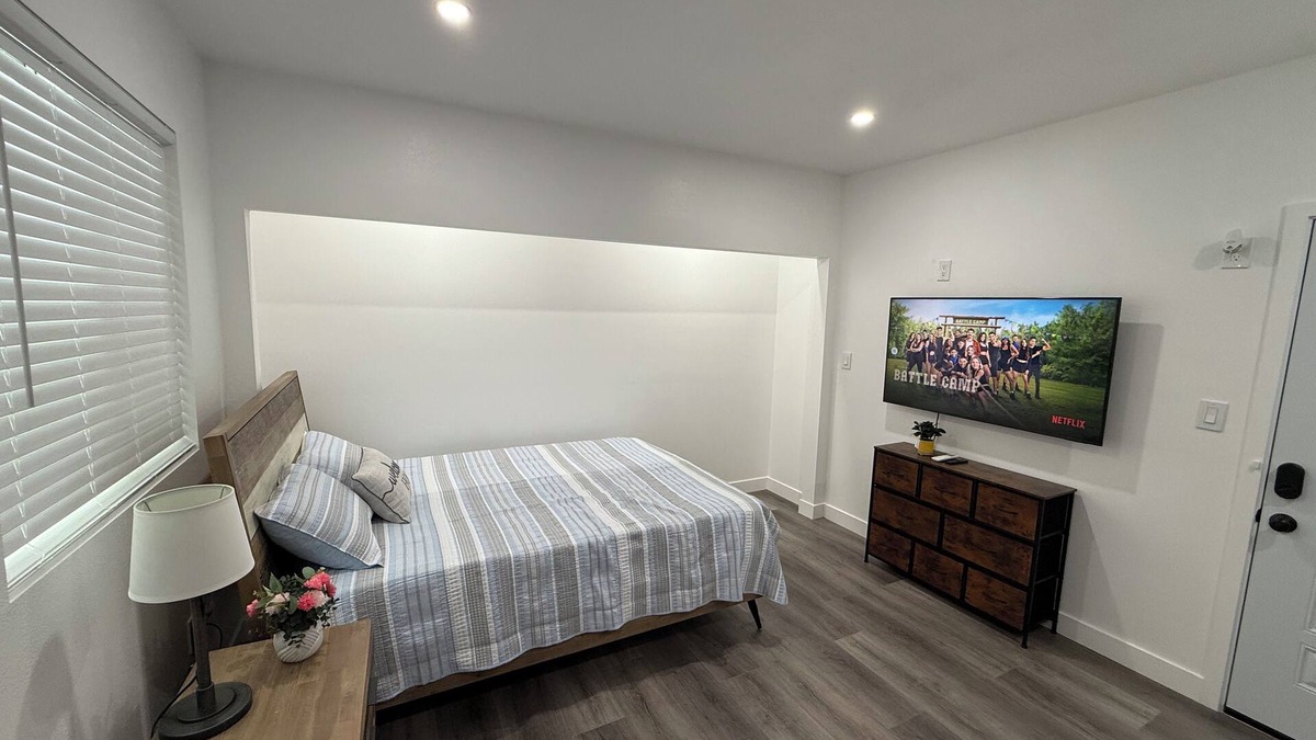 Compton Apartment | White Pearl Studio
