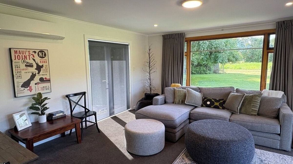 North Loburn House | White Rock Escape! 3-bedroom house with sleepout, Warm & Cozy, Quiet & Private.