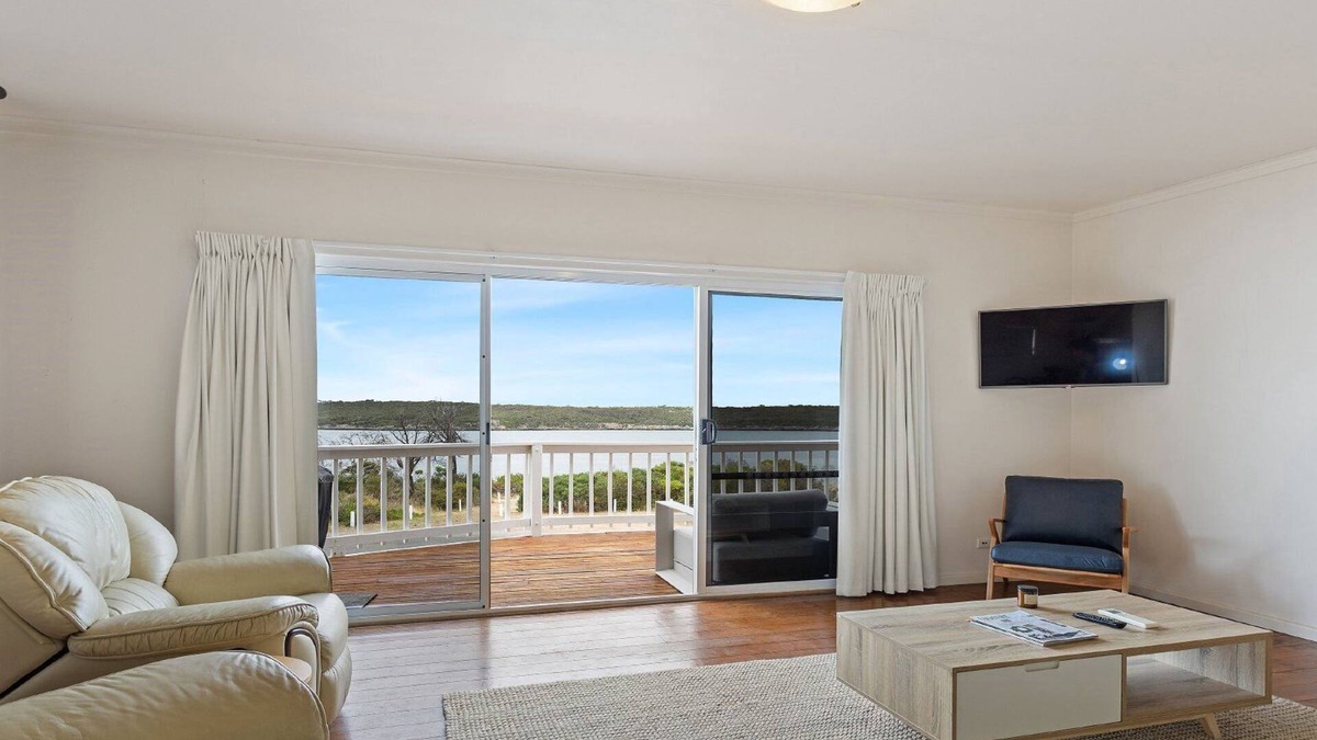 Lake Wangary House | White Springs, our peaceful holiday house in Coffin Bay