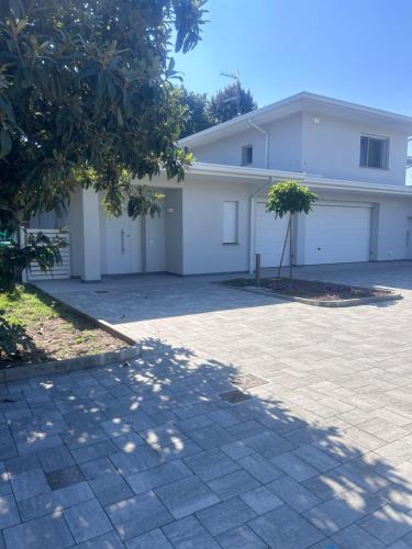 Formigine House | White Villa
