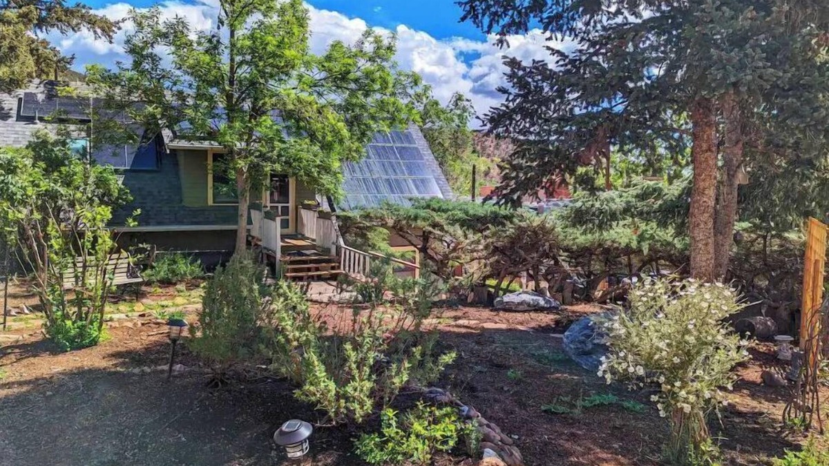 Manitou Springs House | White Yarrow Inn House in Downtown Manitou Springs