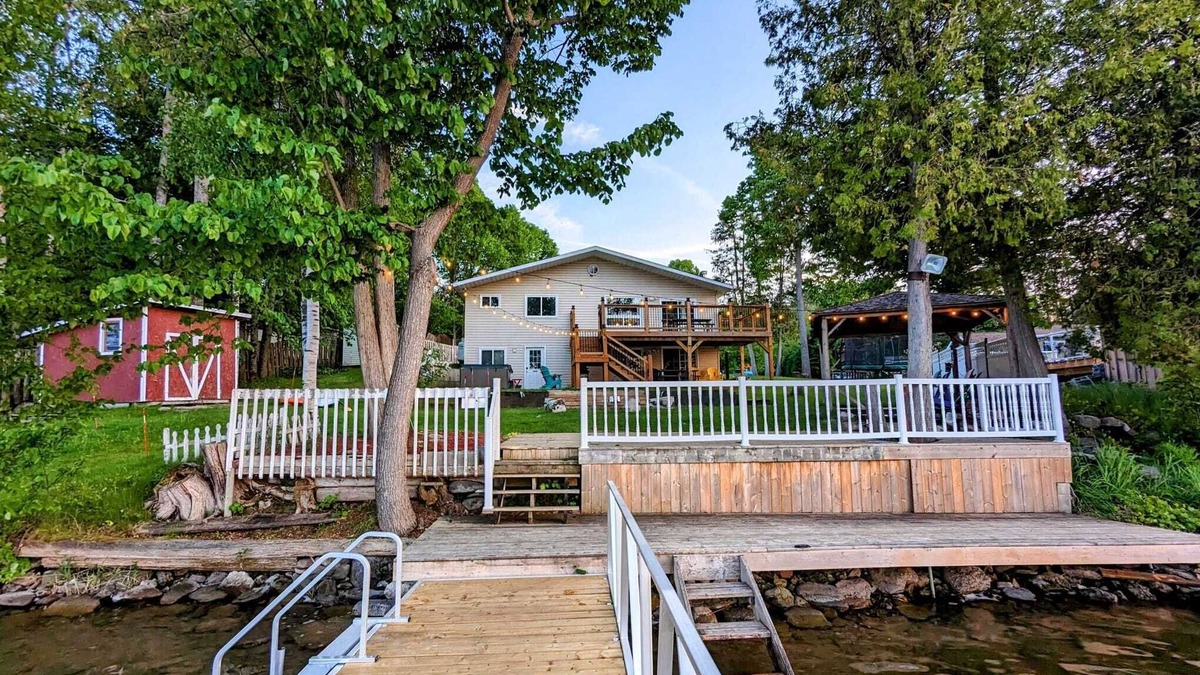 North Algona Wilberforce House | Whitefield Cottage ~ Sky Above, Lake Below!