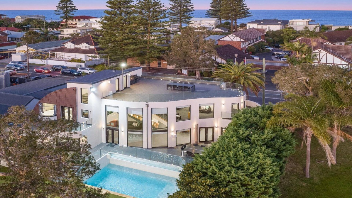 Wamberal House | Whitehaven - Ultimate Coastal Retreat!