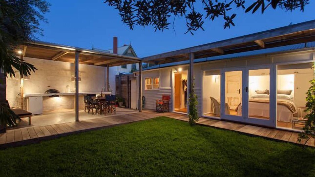 Frankston House | Whitelodge on Long Island 100 m to beach, pet friendly, 3 bedrooms 3 bathrooms