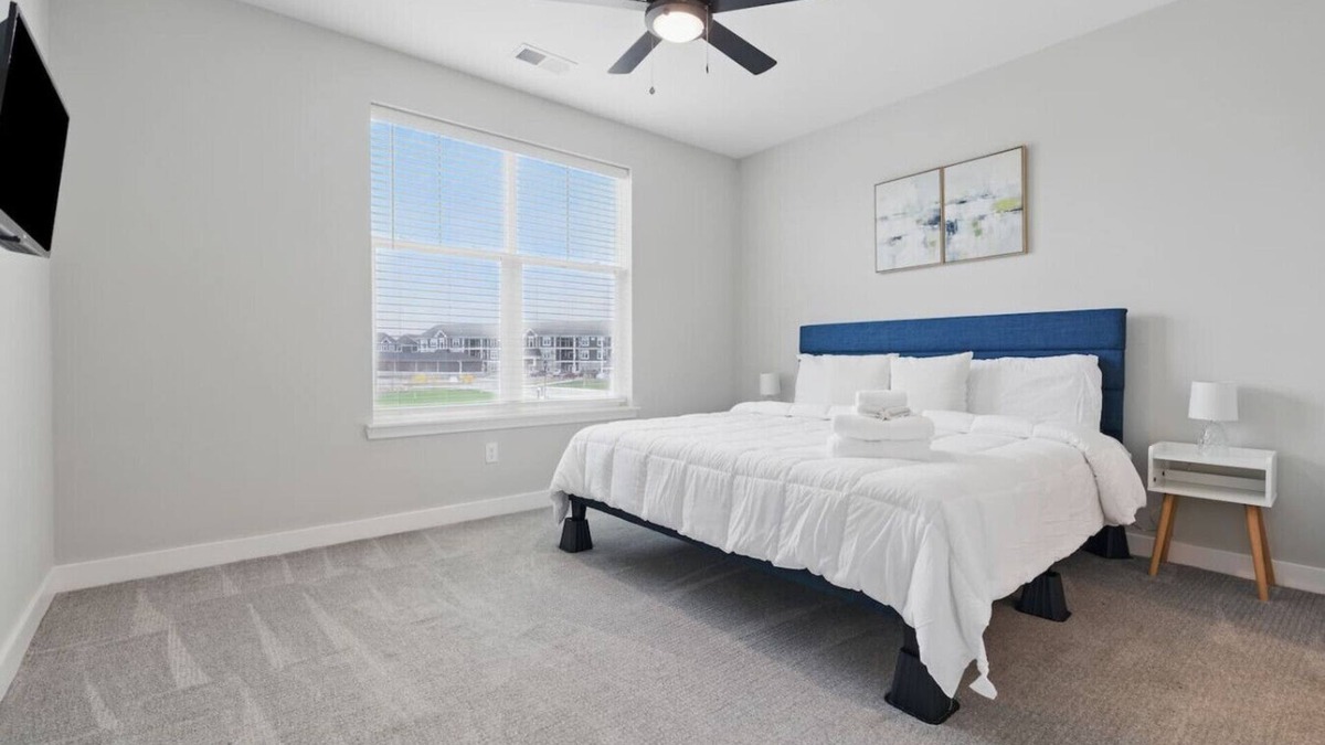 Whitestown Apartment | Whitestown Getaway | King Bed