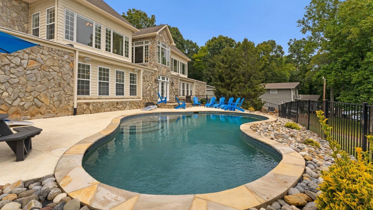 Troutman House | Whitetail Cove by AvantStay | Lakefront w/Pool + Private Dock | Sleeps 20