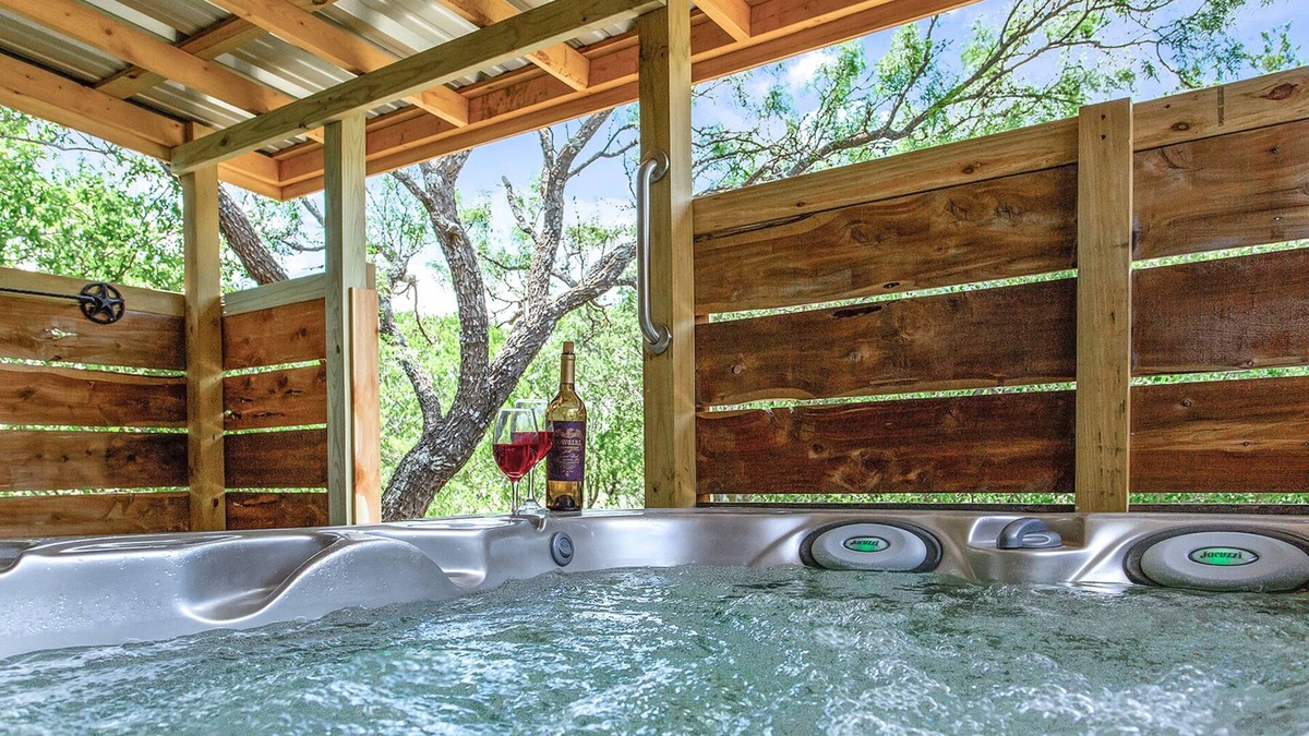 Llano Cabin | Whitetail Oaks Texas Star Cabin | Hill Country Views | Whirlpool Tub | Fire pit | NO PETS
